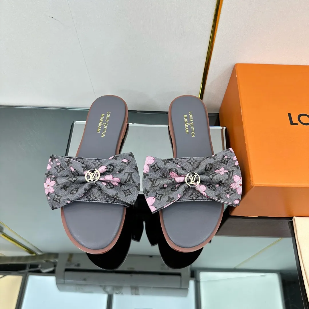 👟👟Ex-factory price 280👟👟 (available all year round) ❥V’s latest popular special material lock it series lock mop, super heavy industry launches! The golden lock on the toe is engraved with the LV letters logo 🔸Number of sizes 34-42) Welcome new and old customers to place orders in the picture above.